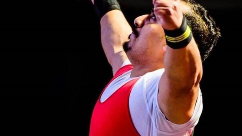 محمود عطية بطل رفع