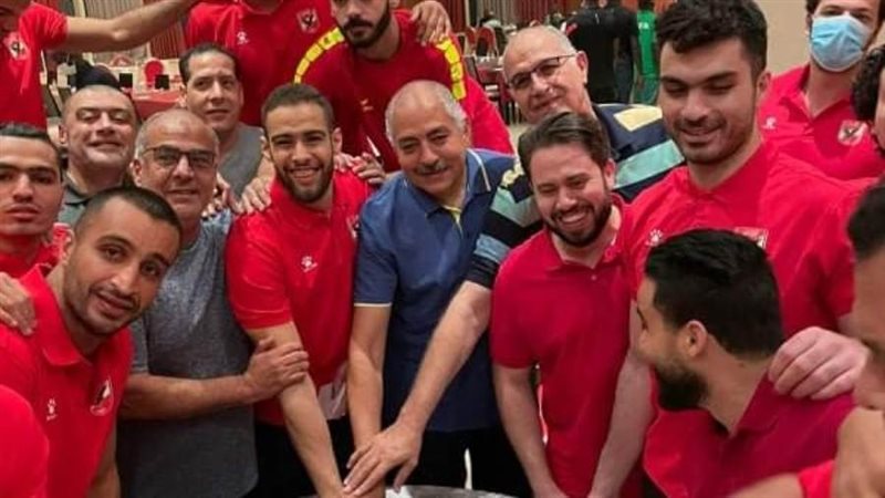 يد الأهلي يحتفل بعيد