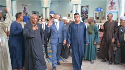 محافظ سوهاج يؤدي واجب العزاء لأسرة الشهيد 