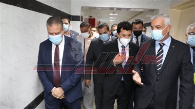 وزير الشباب والرياضة يزور مصابي حادث كرة السرعة بـ