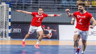 عاجل.. يد رجال الأهلي يكتسحون بطل السنغال 25_12 في الشوط الأول