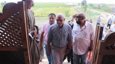 محافظ بورسعيد يزور أحد المنازل بمنطقة 