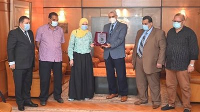 جامعة الفيوم تكرم الطالبة الثالثة على مستوى الجمهورية في الثانوية العامة