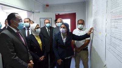 رئيس الوزراء داخل مُجمع مصانع 