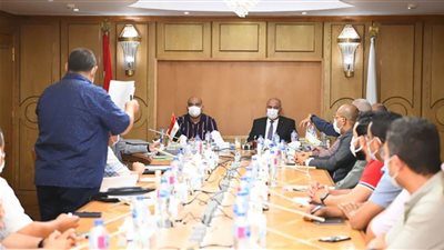 محافظ قنا يستعرض الموقف التنفيذي لمشروعات الصرف الصحي الجاري تنفيذها