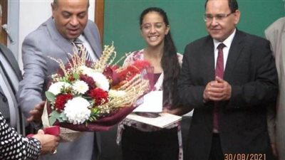 تعليم المنيا تكرم الطالبة مريم الرابع مكرر على الثانوية العامة وتمنحها مكافأة مالية 