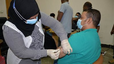 الأقصر تواصل تطعيم العاملين بالمصالح الحكومية بلقاح (كورونا)