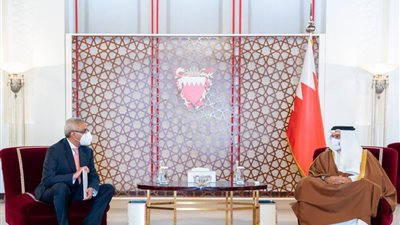 رئيس الوزراء البحريني يتسلم دعوة لزيارة مصر.. ويؤكد عمق العلاقات بين البلدين