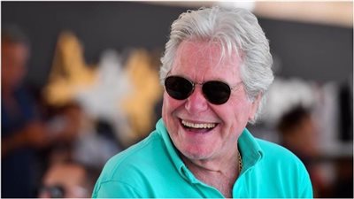 حسين فهمي يراجع حساباته بعد انتحال شخصيته 