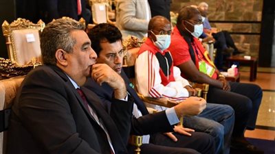 وزير الرياضة يؤازر منتخب مصر أمام أنجولا.. صور