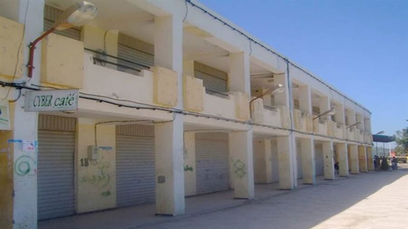 بيع 11 محلا تجاريا