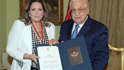 الرئيس الفلسطيني يقلد الفنانة صابرين وسام الثقافة