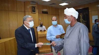 محافظ المنيا يسلم 88 عقدا جديدا لتقنين أوضاع أراضي أملاك الدولة 