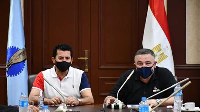 وزير الرياضة ومحافظ البحر الأحمر يناقشان إنشاء استاد للغردقة