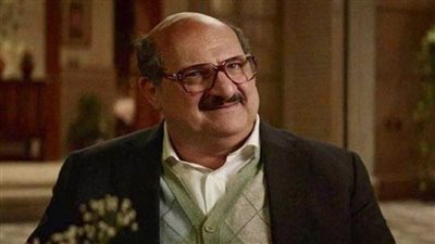 خالد الصاوي بالبدلة والنظارة في فيلم 