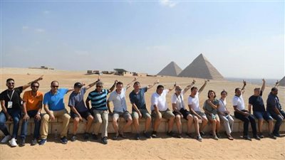 حكام ولاعبو بطولة العالم لدراجات المضمار في زيارة لأهرامات الجيزة