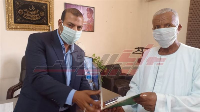 تسليم عقود أملاك