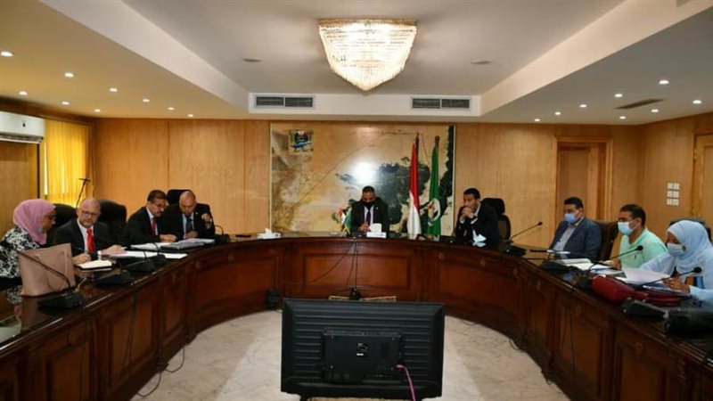 محافظ الفيوم ومسؤولي