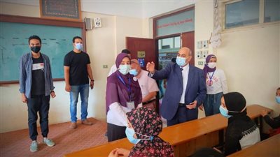 رئيس جامعة المنيا يتابع انتظام تطعيم الطلاب بلقاح كورونا في أول أيامه