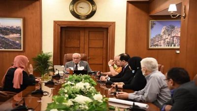 محافظ بورسعيد يوجه بالاستعانة بالشباب أثناء توزيع قافلة 