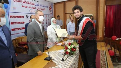 محافظ كفر الشيخ يكرم الأوائل ويشكر أولياء الأمور