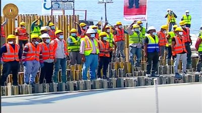 عمال مصر يهتفون للرئيس السيسي خلال تفقده محطة تحيا مصر متعددة الأغراض