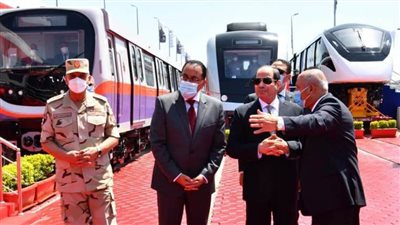 بالصور... الرئيس السيسي يتفقد عربات القطارات الجديدة بميناء الاسكندرية