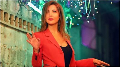 ظهور نادر لوالدة نانسي عجرم.. والجمهور يتغزل فيها