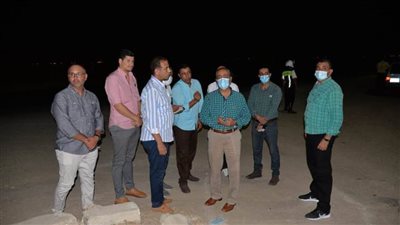 محافظ الإسماعيلية يتفقد أعمال الإنارة العامة بمداخل المراكز والمدن على طريق ٣٦ الحربى