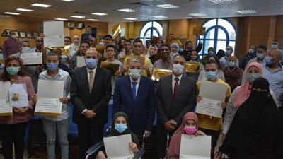 محافظ المنيا يكرم 37 طالبًا وطالبة من أوائل الثانوية العامة.. صور 