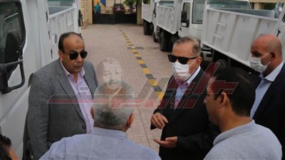  محافظ كفر الشيخ يتفقد أول دفعة من سيارات نقل القمامة ويوجه بتوزيعها