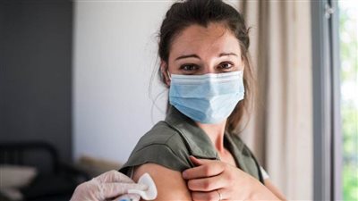 وزيرة بريطانية: موظفو الرعاية الاجتماعية الذين يرفضون التطعيم لن يعملوا بدور الرعاية