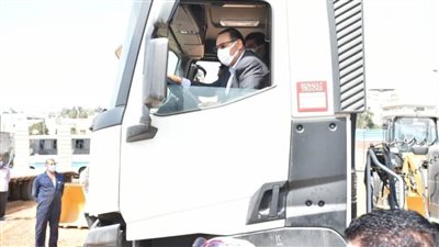 محافظ الشرقية يقود إحدى السيارات لإطلاق شرارة بدء العمل بها