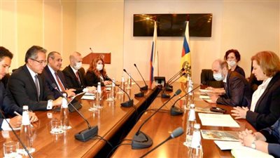 العناني يلتقى برئيس الوكالة الفيدرالية الروسية