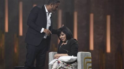 إسعاد يونس تنفي ارتداء باروكة.. وأمير كرارة يشد شعرها في 