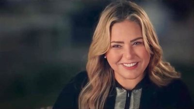 صابرين تحتفل بحصولها على الإقامة الذهبية في الإمارات 