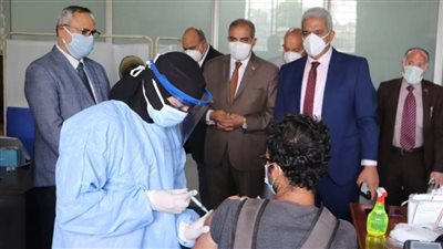 رئيس جامعة الأزهر يتفقد نقاط التطعيم ويشيد بجهود الطواقم الطبية