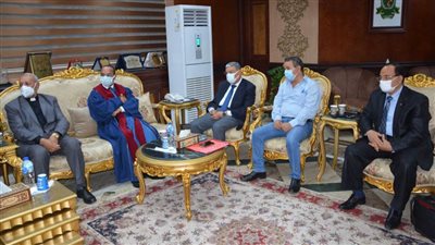 محافظ المنيا يستقبل وفد الكنائس الرسولية في مصر