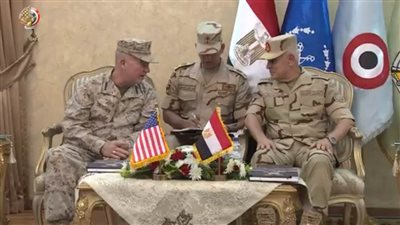 رئيس الأركان يلتقي قائد القيادة المركزية الأمريكية ويتفقدان القوات بمناورات 