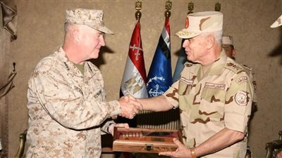رئيس الأركان يلتقى قائد القيادة المركزية الأمريكية ويتفقدان القوات بمناورات 