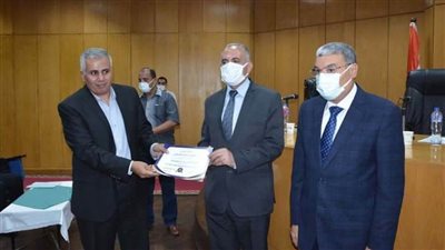 وزير الري يكرم عددا من المهندسين المتميزين بالمنيا