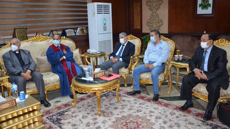 محافظ المنيا يستقبل