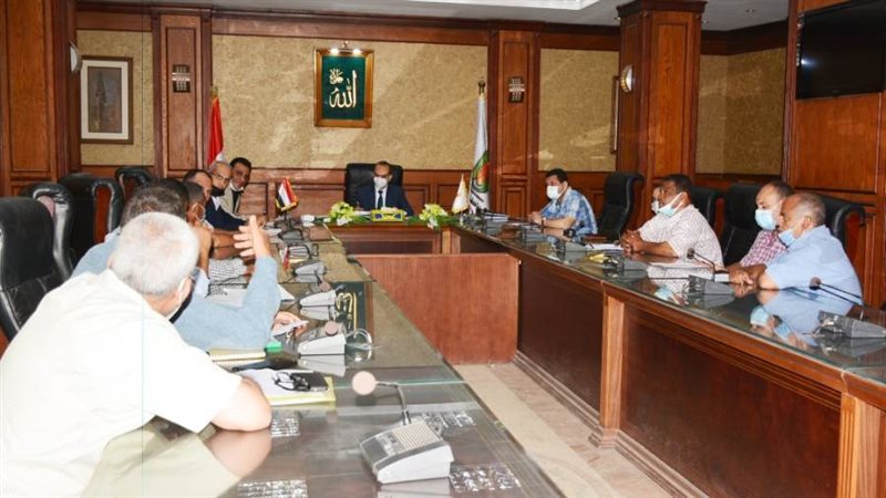 القاضي وأعضاء لجنة