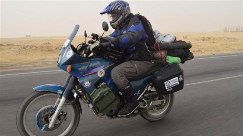 بقيادة دراجة كهربائية