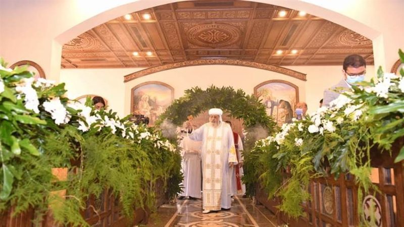 البابا تواضروس يصلي