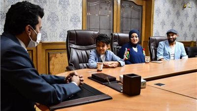 وزير الشباب والرياضة يلتقي الطفل محمد أسامة صاحب الموهبة الغنائية