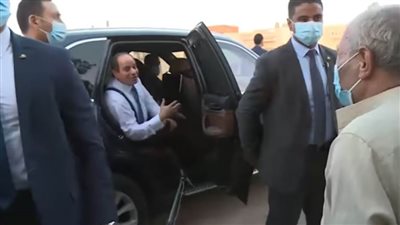 الرئيس السيسي يتبادل التحية والحديث مع المواطنين في منطقة الرويسات بشرم الشيخ