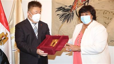 وزيرة الثقافة تكرم المستشار الثقافي الصيني بالقاهرة