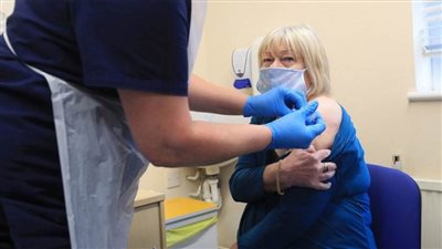 الجارديان: تقديم جرعات معززة في بريطانيا لمن تزيد أعمارهم على 50 عاما