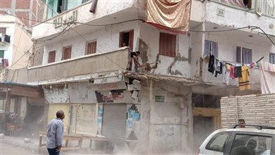حي غرب يزيل الخطورة الداهمة بـ3 عقارات بالإسكندرية
